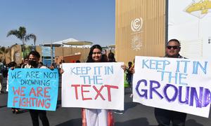 Ativistas das Ilhas do Pacífico protestam na COP27 pedindo aos líderes que mantenham a redução gradual dos combustíveis fósseis no texto do resultado.