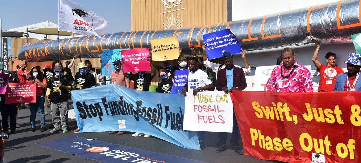 No Dia da Sociedade Civil e Energia na COP27, ativistas protestam contra a exploração de petróleo e gás na África.