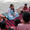 यूनीसेफ़ सदभावना दूत प्रियंका चोपड़ा जोनास ने उत्तर प्रदेश राज्य के एक प्राथमिक स्कूल में लड़कियों से मुलाक़ात की.