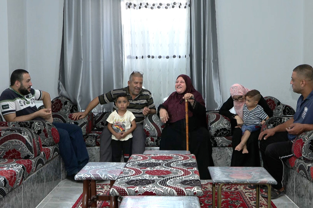 عائلة الصعيدي، هي واحدة من ثماني عائلات لاجئة فلسطينية انهت الأونروا من إعادة إعماره منزلها في مخيم جباليا للاجئين الفلسطينيين شمال القطاع في سبتمبر الماضي.