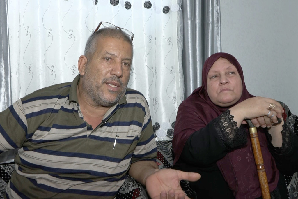ديب وآمنة الصعيدي، عائلة من ثماني عائلات لاجئة فلسطينية انتهت الأونروا من إعادة إعمار منزلها في مخيم جباليا للاجئين الفلسطينيين شمال القطاع في سبتمبر الماضي.