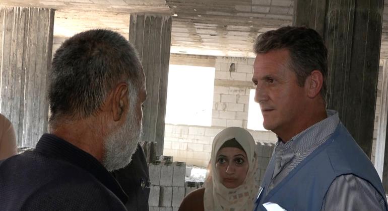 توماس وايت، مدير شؤون الأونروا في غزة خلال زيارته لأحد المباني التي يتم إعادة بناؤها في غزة.