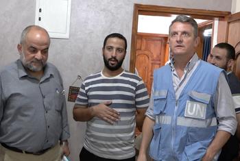 توماس وايت ، مدير شؤون الأونروا في غزة خلال زيارته لأحد المباني التي تم إعادة بناؤها في غزة.