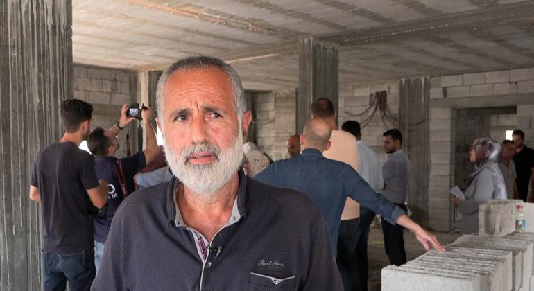 دياب شحادة، أحد المستفيدين من برنامج إعادة الإعمار التابع لوكالة الغوث وتشغيل اللاجئين الفلسطينيين (أونروا) في جباليا شمال قطاع غزة.