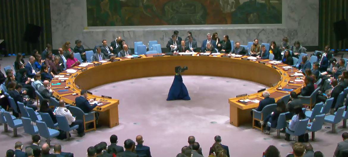 Miembros del Consejo de Seguridad de la ONU debatiendo la situación en Gaza, tras la adopción de una resolución.