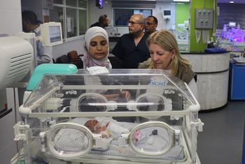 La directora ejecutiva de UNICEF, Catherine Russell (derecha), visita el hospital Nasser de Khan Younis, en el sur de Gaza.