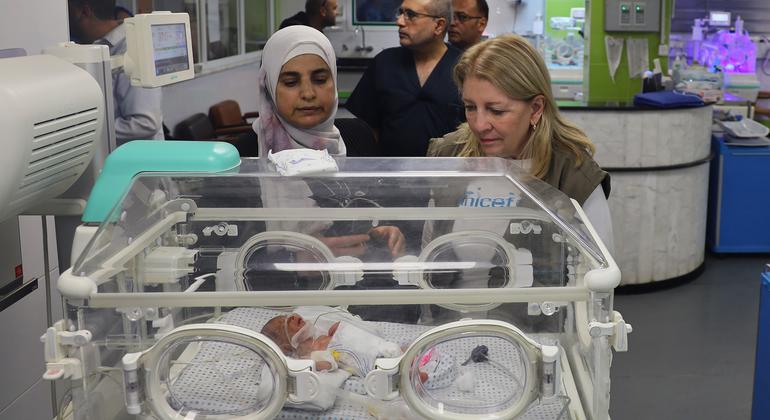 UNICEF Executive Director Catherine Russell (right) visits Nasser hospital in Khan Younis in southern Gaza.