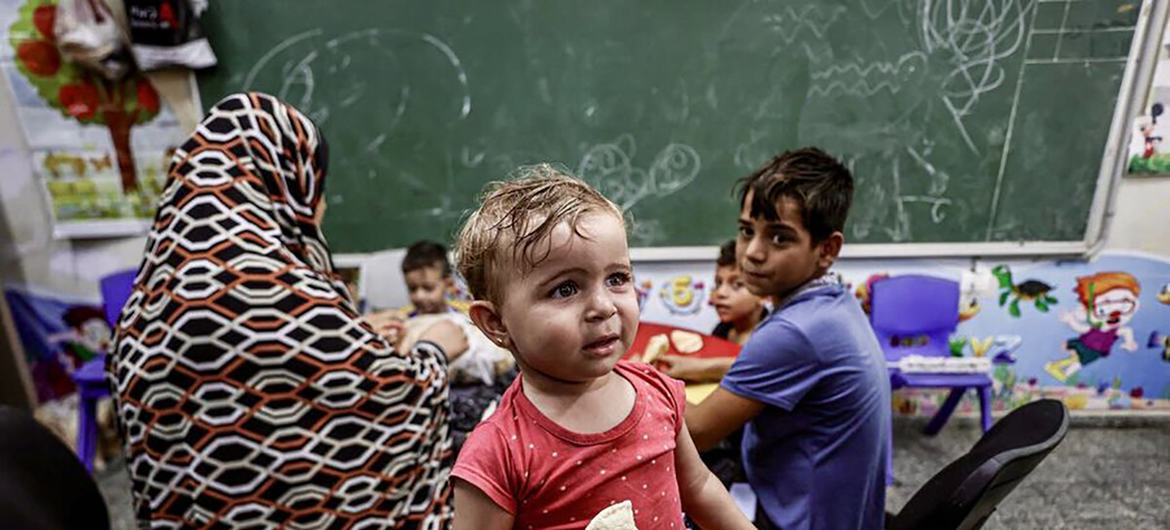 Las escuelas de la UNRWA albergan a más de 800.000 personas desplazadas en Gaza durante la crisis entre Israel y Palestina.