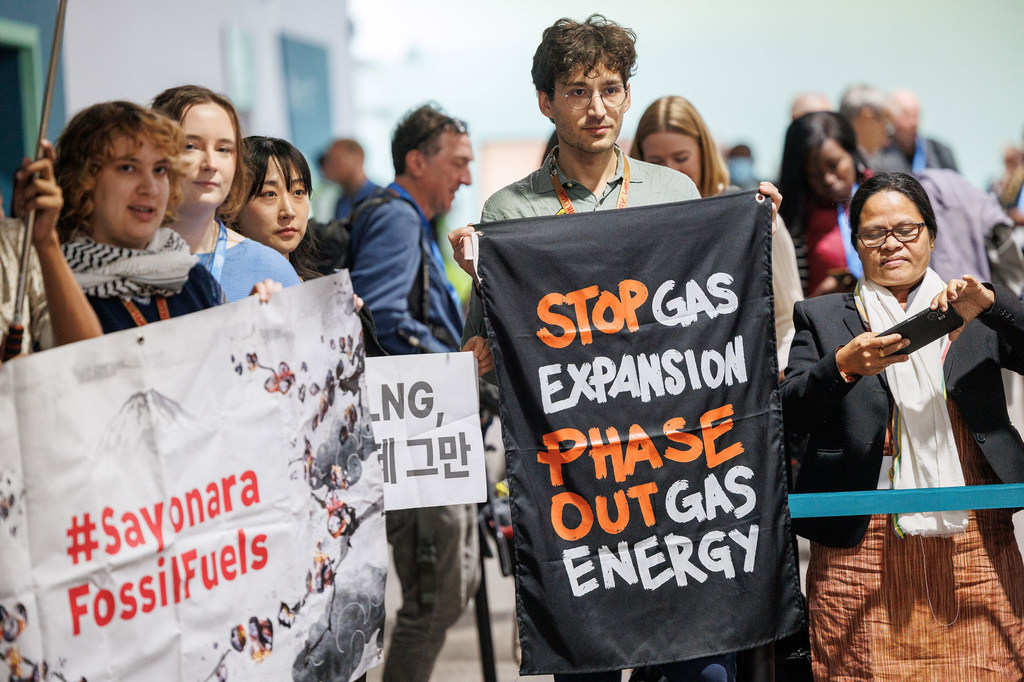Wanaharakati wa mazingira wanabeba mabango na kauli mbiu kama 'STOP GAS EXPANSION' na '#Sayonara FossilFuels' katika Mazungumzo ya Waziri ya UNFCCC COP29.
