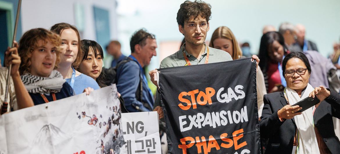 Participantes en la COP29 llaman a eliminar los combustibles fósiles.