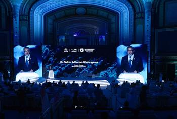 ڈبلیو ایچ او کے ڈائریکٹر جنرل ٹیڈروز ایڈہانوم گیبریاسس جراثیمی مزاحمت کے خلاف سعودی عرب کے شہر جدہ میں ہونے والے چوتھے اعلیٰ سطحی عالمی وزارتی اجلاس سے خطاب کر رہے ہیں۔