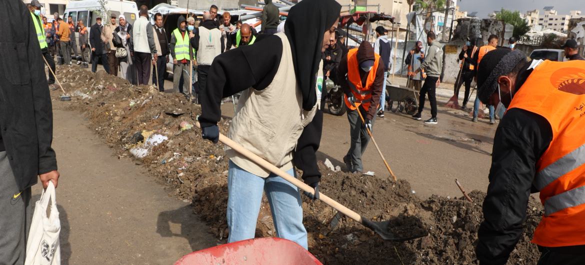 Volunteers, NGOs and the UN are involved in the "We Will Rebuild Gaza" campaign.