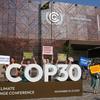Manifestantes instan a los líderes a "financiar el futuro" mientras se inician las conversaciones sobre financiación en la COP30 en Belém, Brasil.