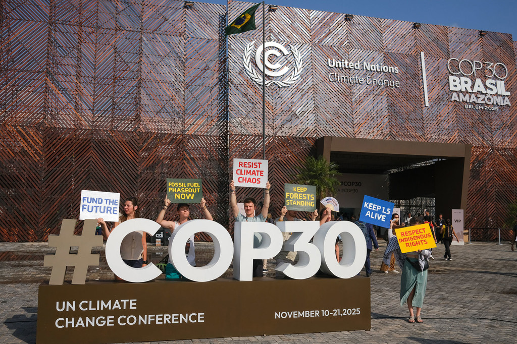 Manifestantes instan a los líderes a "financiar el futuro" mientras se inician las conversaciones sobre financiación en la COP30 en Belém, Brasil.
