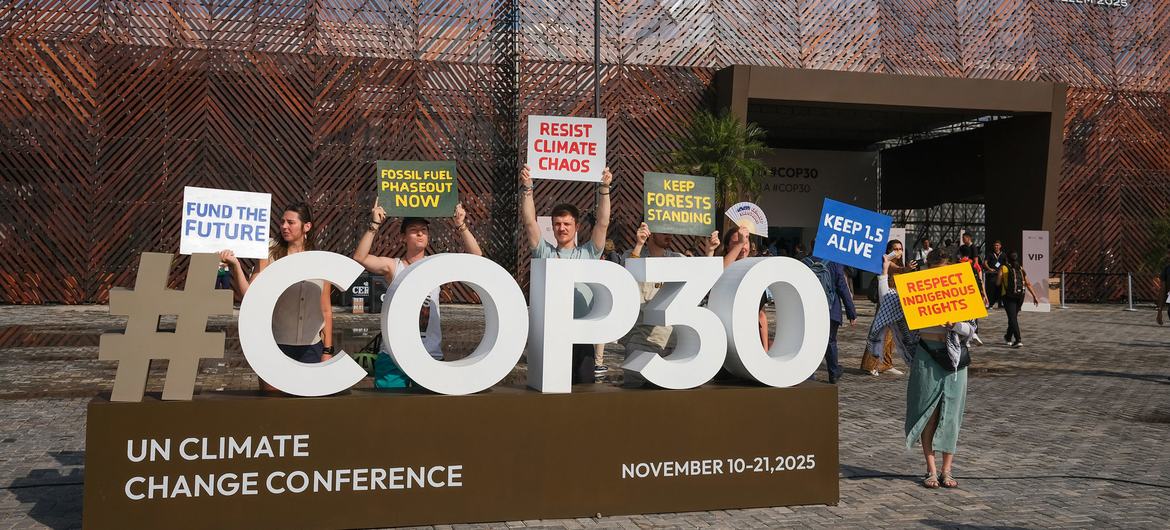 Manifestantes da sociedade civil pressionam líderes a "Financiar o futuro", enquanto as negociações sobre financiamento têm início na COP30 em Belém, Brasil