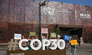 Manifestantes instan a los líderes a "financiar el futuro" mientras se inician las conversaciones sobre financiación en la COP30 en Belém, Brasil.