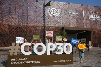 Manifestantes instan a los líderes a "financiar el futuro" mientras se inician las conversaciones sobre financiación en la COP30 en Belém, Brasil.
