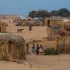 أطفال يقفون في مستوطنة غير رسمية للنازحين في ديفا، النيجر.