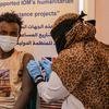 مهاجر إثيوبي في اليمن يحصل على لقاح كوفيد-19 في أحد نقاط الاستجابة التابعة للمنظمة الدولية للهجرة في عدن.