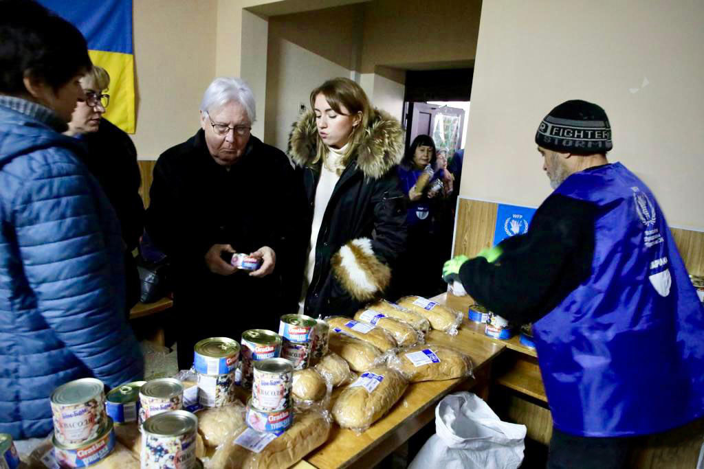 Le chef de l'humanitaire de l'ONU, Martin Griffiths, en visite à Kherson, en Ukraine.