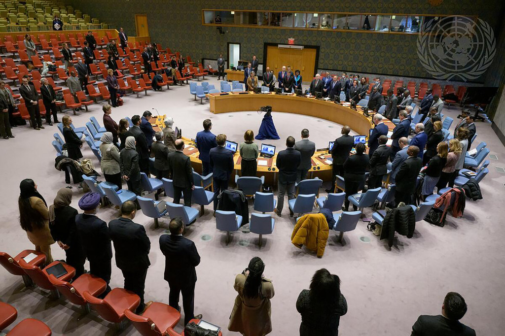 安理会成员在12月15日举行的会议上为殉职的维和人员默哀。