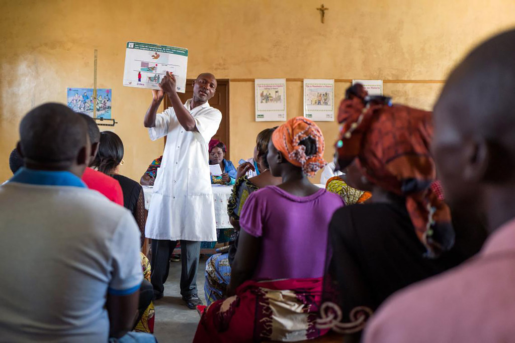 Una enfermera imparte una sesión de sensibilización sobre la transmisión del VIH en un centro de salud de la República Democrática del Congo.