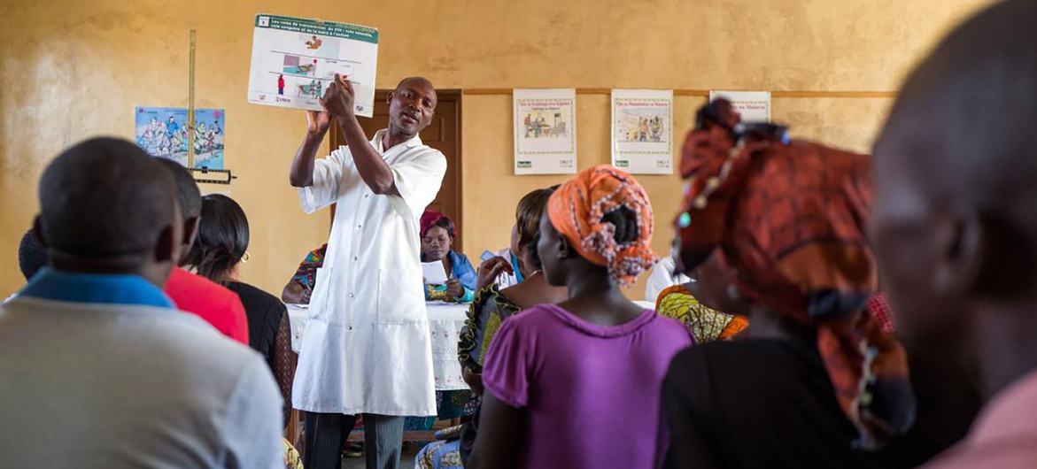 Uma enfermeira conduz uma sessão de sensibilização sobre a transmissão do VIH num centro de saúde na República Democrática do Congo