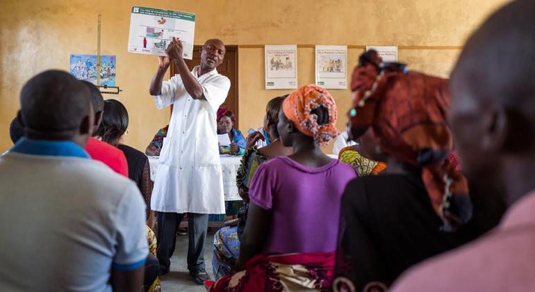 Uma enfermeira conduz uma sessão de sensibilização sobre a transmissão do VIH num centro de saúde na República Democrática do Congo