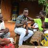Une famille fait un test de dépistage du VIH à domicile dans un village de Côte d'Ivoire. 