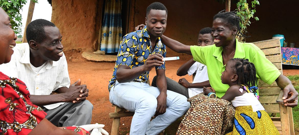A family undergoes a home screening HIV test in a village in Côte d’ivoire. 