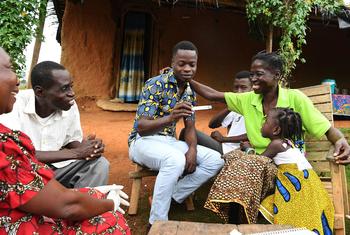 عائلة تخضع لفحص فيروس نقص المناعة البشرية في المنزل في قرية في كوت ديفوار.