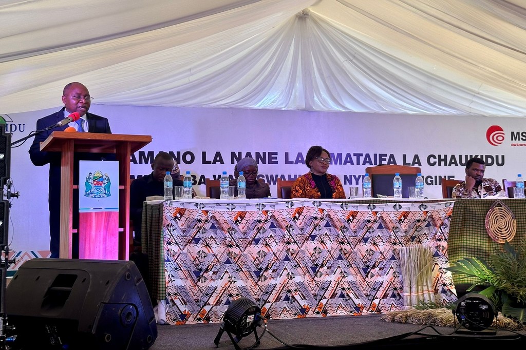 Waziri wa Utamaduni, Sanaa na Michezo wa Tanzania, Dkt. Damas Ndumbaro, akizungumza jukwaani wakati wa Mkutano wa nane wa Kimataifa wa Chama cha Maendeleo ya Kiswahili Duniani (CHAUKIDU) jijini Arusha.