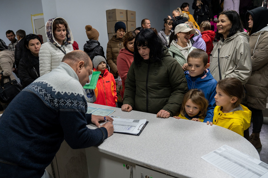 En Ukraine, des gens reçoivent des manteaux d'hiver dans un point de distribution de l'UNICEF (archives).