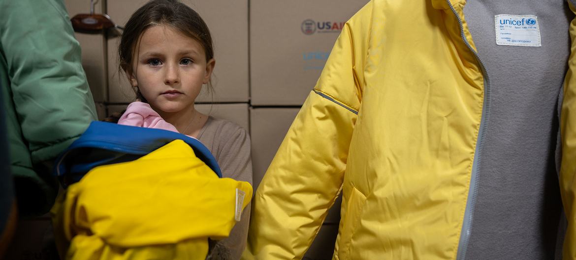 El Fondo de las Naciones Unidas para la Infancia (UNICEF) ayuda a los ucranianos a prepararse para el invierno durante la guerra (archivo).