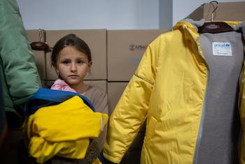 یونیسف یوکرینی بچوں کو موسم سرما کے لیے گرم کپڑے فراہم کر رہا ہے۔