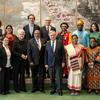 यूएन प्रमुख एंतोनियो गुटेरेश और महासभा अध्यक्ष डेनिस फ़्रांसिस, 2023 मानवाधिकार पुरस्कार विजेताओं के साथ.