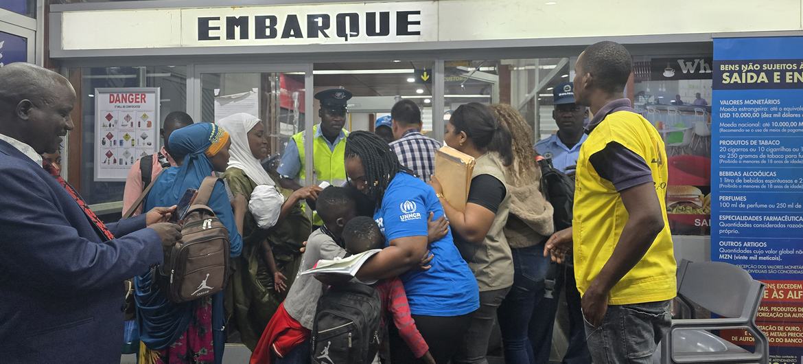 No aeroporto de Nampula, entre abraços apertados e expectativas silenciosas, famílias dão início ao regresso voluntário ao seu país de origem.