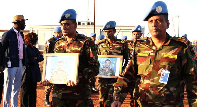 يرتدي قوات حفظ السلام البنغلاديشية في زي يونيسفا صورًا مبرمجة لرفاقها الذين سقطوا أثناء حفل ذكرى رئيسي في أبي، تكريم أولئك الذين لقوا حتفهم في هجوم طائرة بدون طيار في قاعدة لوجستية يونيسفا في كدوغلي، جنوب كردفان.