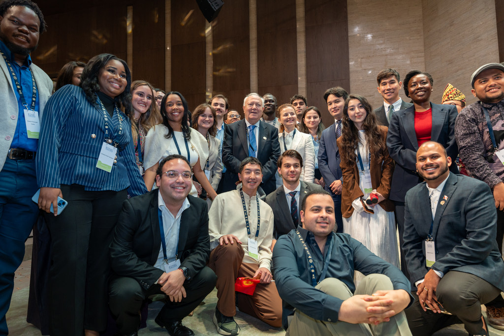 Высокий представитель по 'Альянсу цивилизаций Организации Объединенных Наций' Мигель Анхель Моратинос выступает с рядом молодых участников Молодежного форума ЮНООК в Эр-Рияде, Саудовская Аравия, 15 декабря 2025 года.