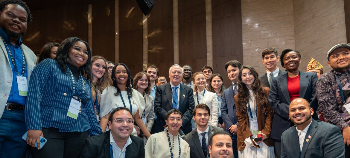 The High Representative for the United Nations Alliance of Civilizations (center) with a group of young people participating in the Youth Forum held by the Alliance as part of its Global forum in Riyadh, Saudi Arabia