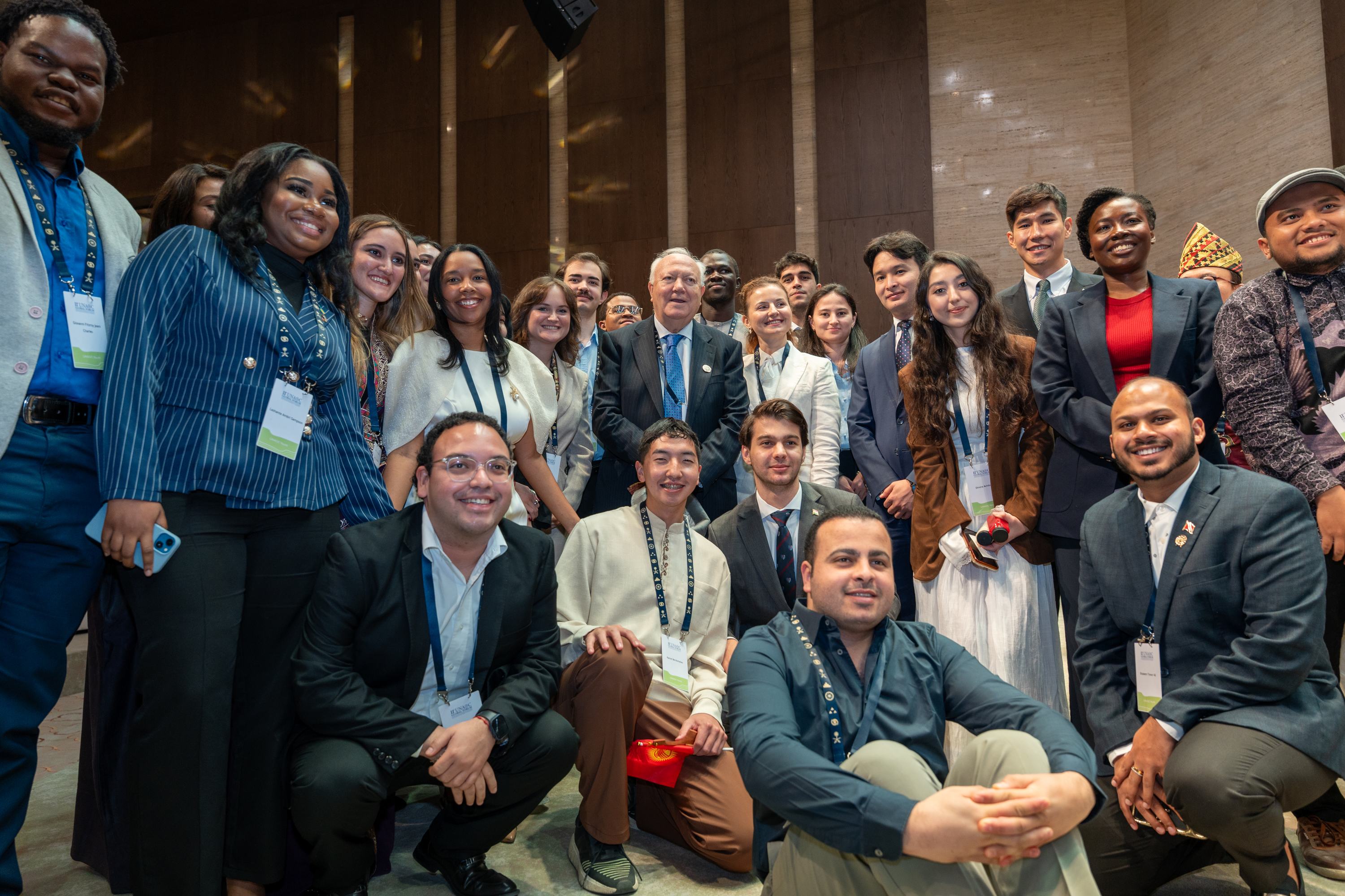 Le Haut Représentant pour l'Alliance des civilisations des Nations Unies, Miguel Ángel Moratinos, s'est entretenu avec un groupe diversifié de jeunes participants au Forum de la jeunesse de l'UNAOC à Riyad, en Arabie saoudite, le 15 décembre 2025.