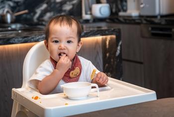 वियतनाम में 13 महीने के बुई होआँग को उनकी माँ पूरक भोजन खिला रही हैं.