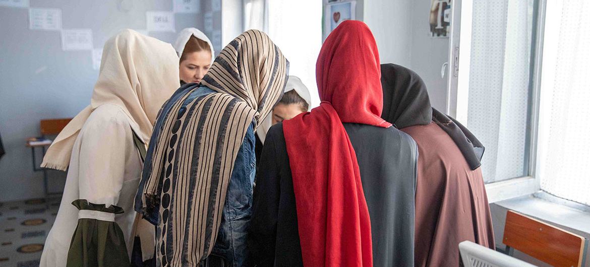 Dado que os espaços para as mulheres se encontrarem, partilharem e aprenderem continuam restritos no Afeganistão, a ONU Mulheres está a oferecer vários tipos de apoio e formação a 113 organizações lideradas por mulheres. 