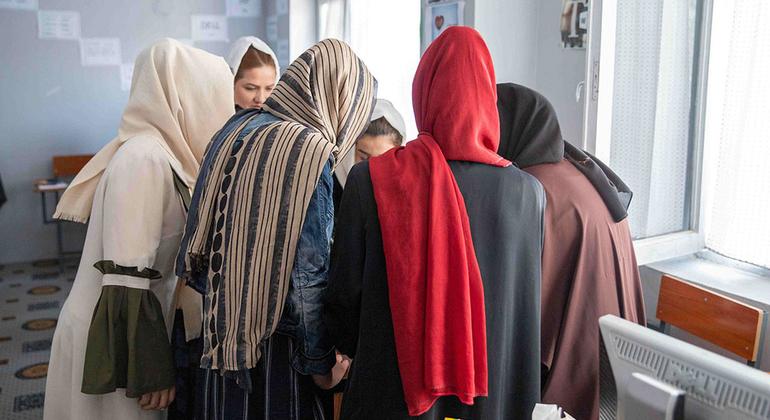 Dado que os espaços para as mulheres se encontrarem, compartilharem e aprenderem continuam restritos no Afeganistão, a ONU Mulheres está oferecendo vários tipos de apoio e treinamento para 113 organizações lideradas por mulheres. 