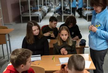 Tetiana, uma professora de matemática, supervisiona uma aula de recuperação em Kharkiv