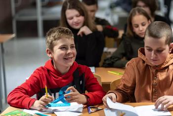 Детский фонд ООН проводит очные занятия в Харькове, чтобы помочь школьникам наверстать упущенное.