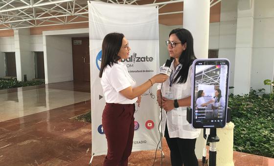 Gina emite una entrevista en directo con un inmigrante venezolano.