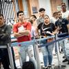 Venezolanos hacen cola en la oficina de migración de Lima, Perú.