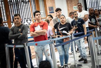 Venezolanos hacen cola en la oficina de migración de Lima, Perú. Venezolanos hacen cola en la oficina de migración de Lima, Perú.
