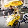 Carlos, de 24 años, es vendedor ambulante en Lima, que tuvo que elegir entre comer o estudiar.